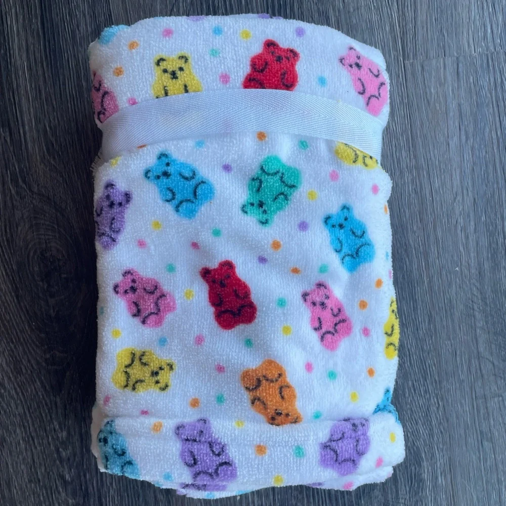 NWT 2-Pack Gummy Bear Hand Towel Set
